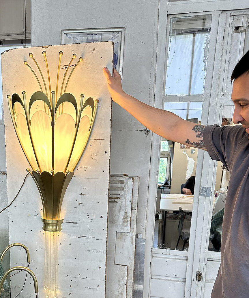 Aplică de perete Art Nouveau aprinsă, în atelier