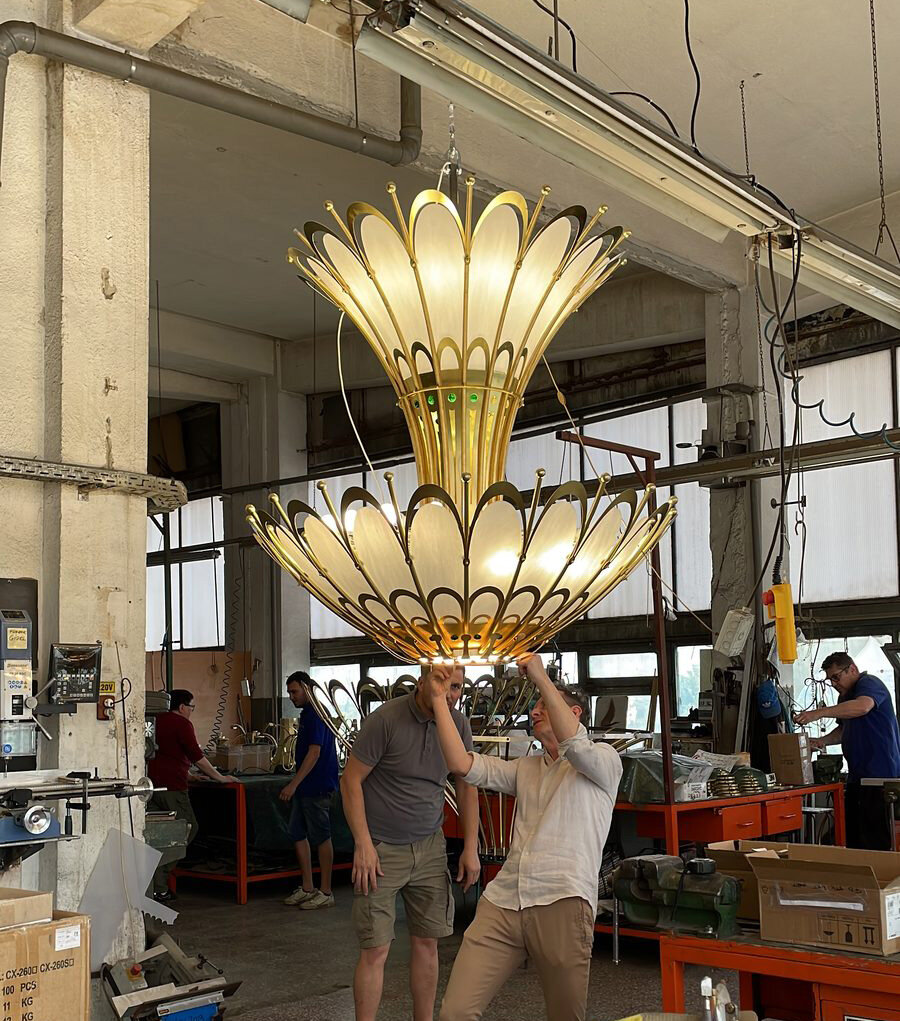 Candelabru Art Nouveau asamblat, suspendat în atelier