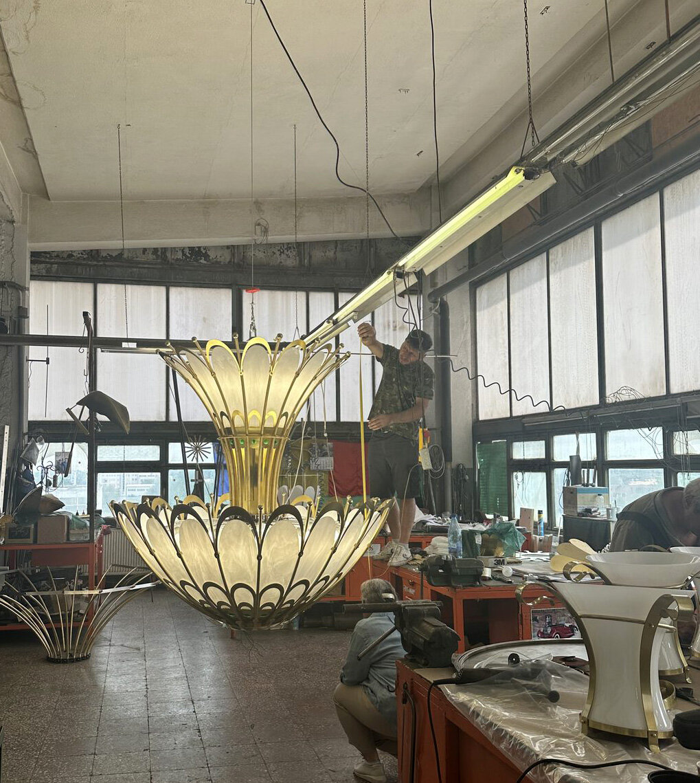 Două candelabre Art Nouveau aprinse, suspendate în atelier