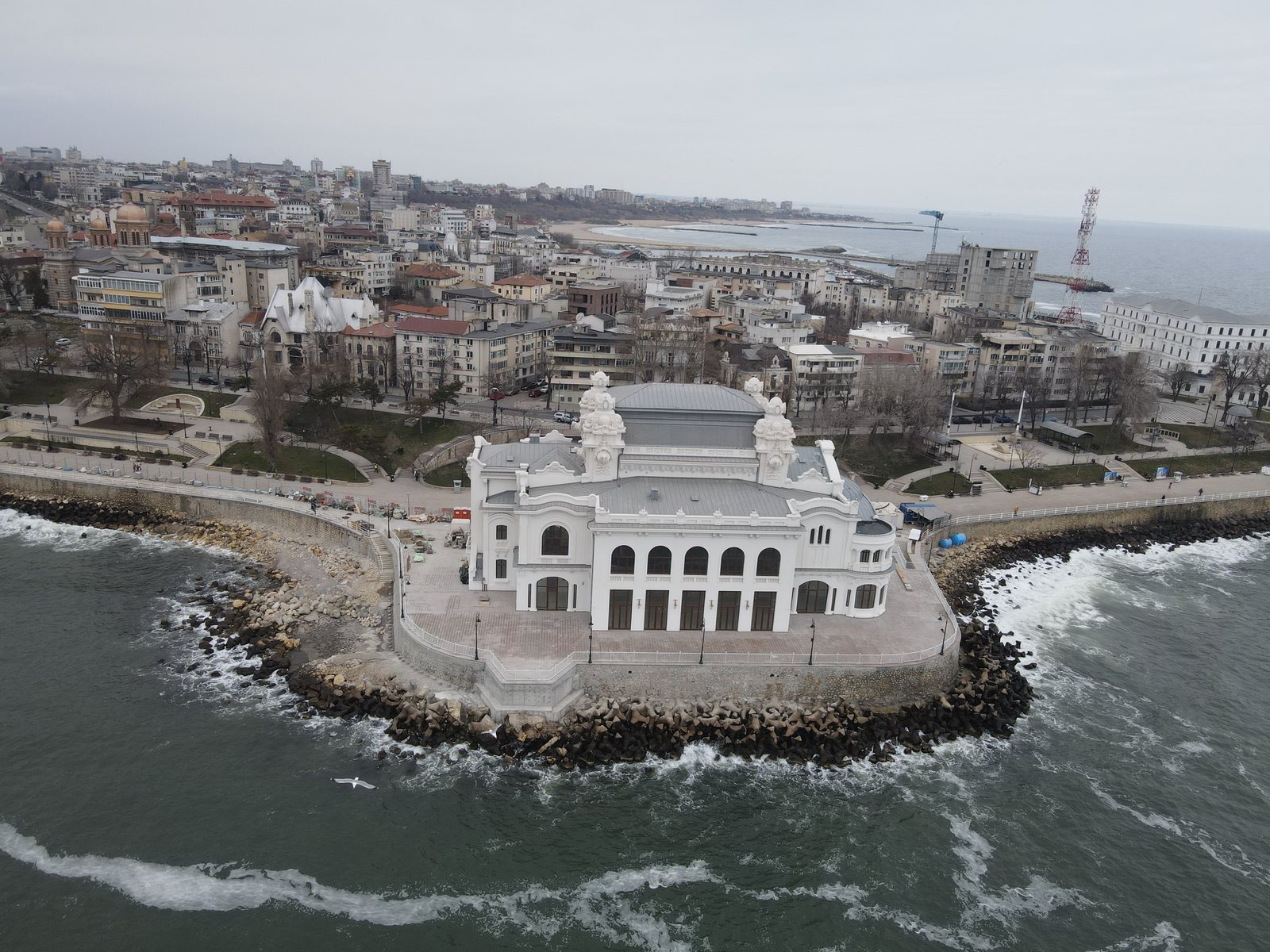 Cazinoul din Constanța văzut din dronă, cu marea în jur, după restaurare