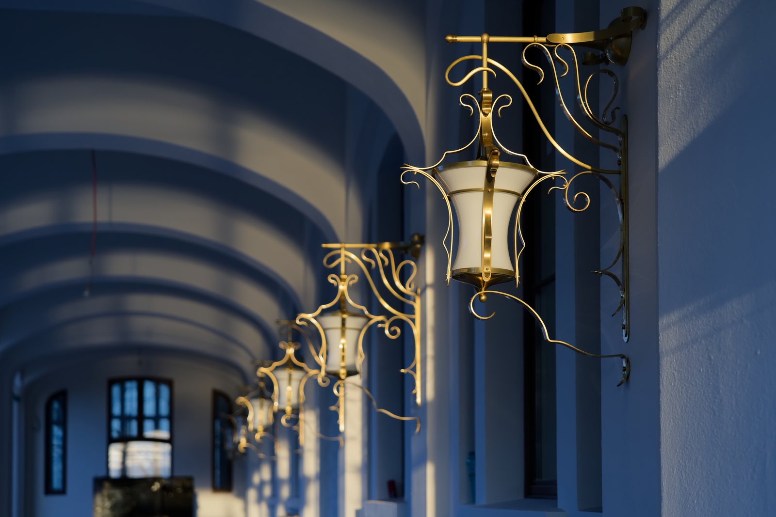 Șir de lanterne Art Nouveau de alamă pe arcadele exterioare ale Cazinoului, la apus
