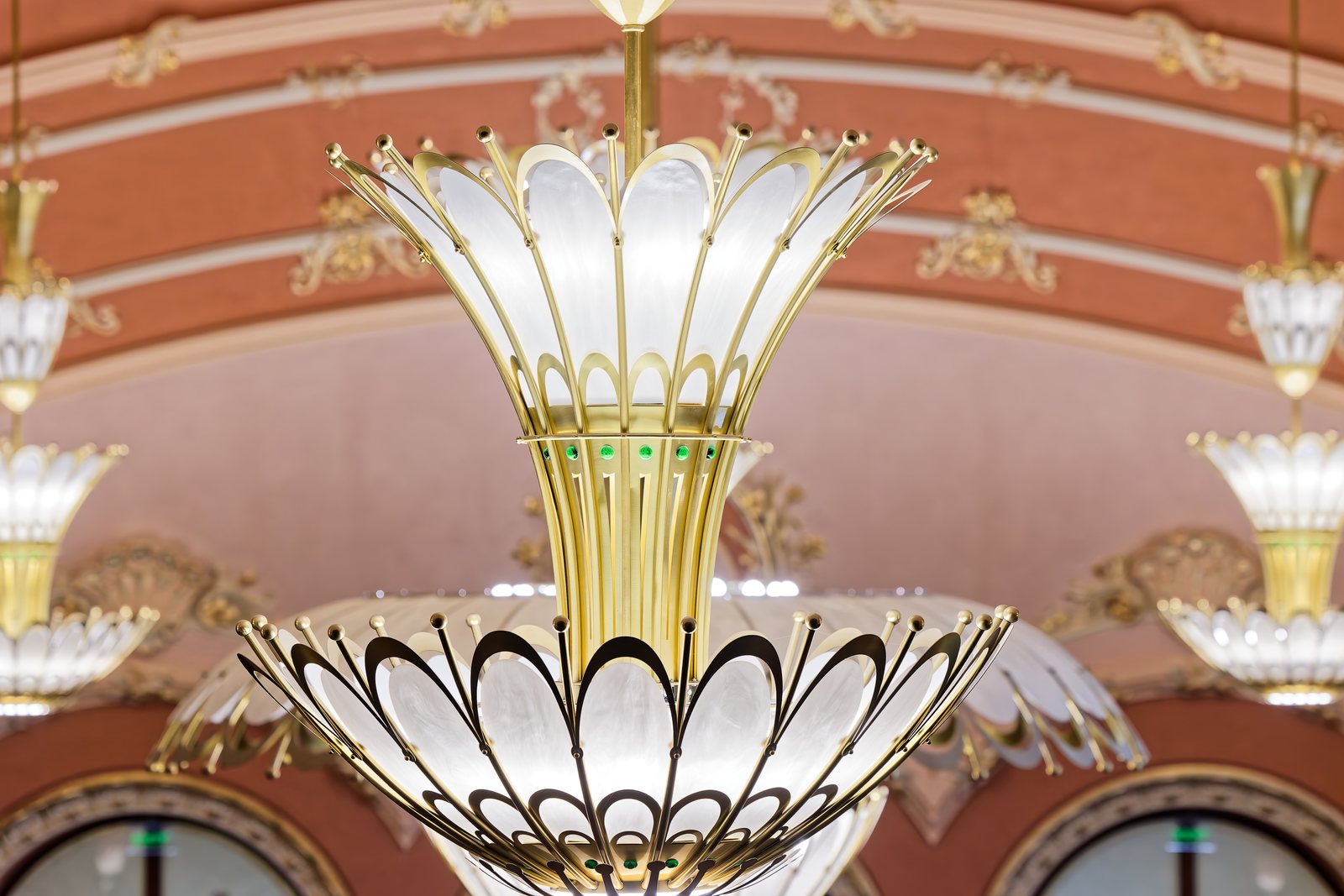 Detaliu al candelabrului Art Nouveau cu corolă de alamă și petale de sticlă opal