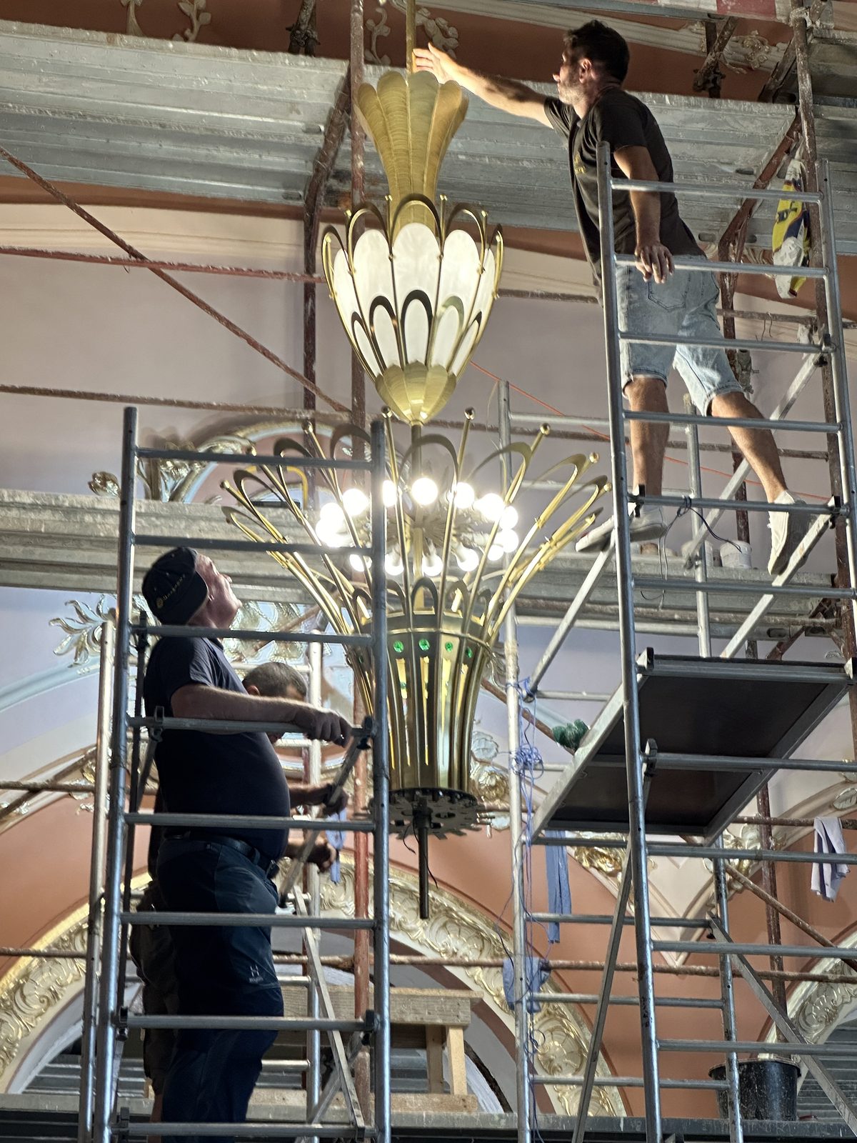 Candelabru ridicat pe schele, sub plafonul Cazinoului