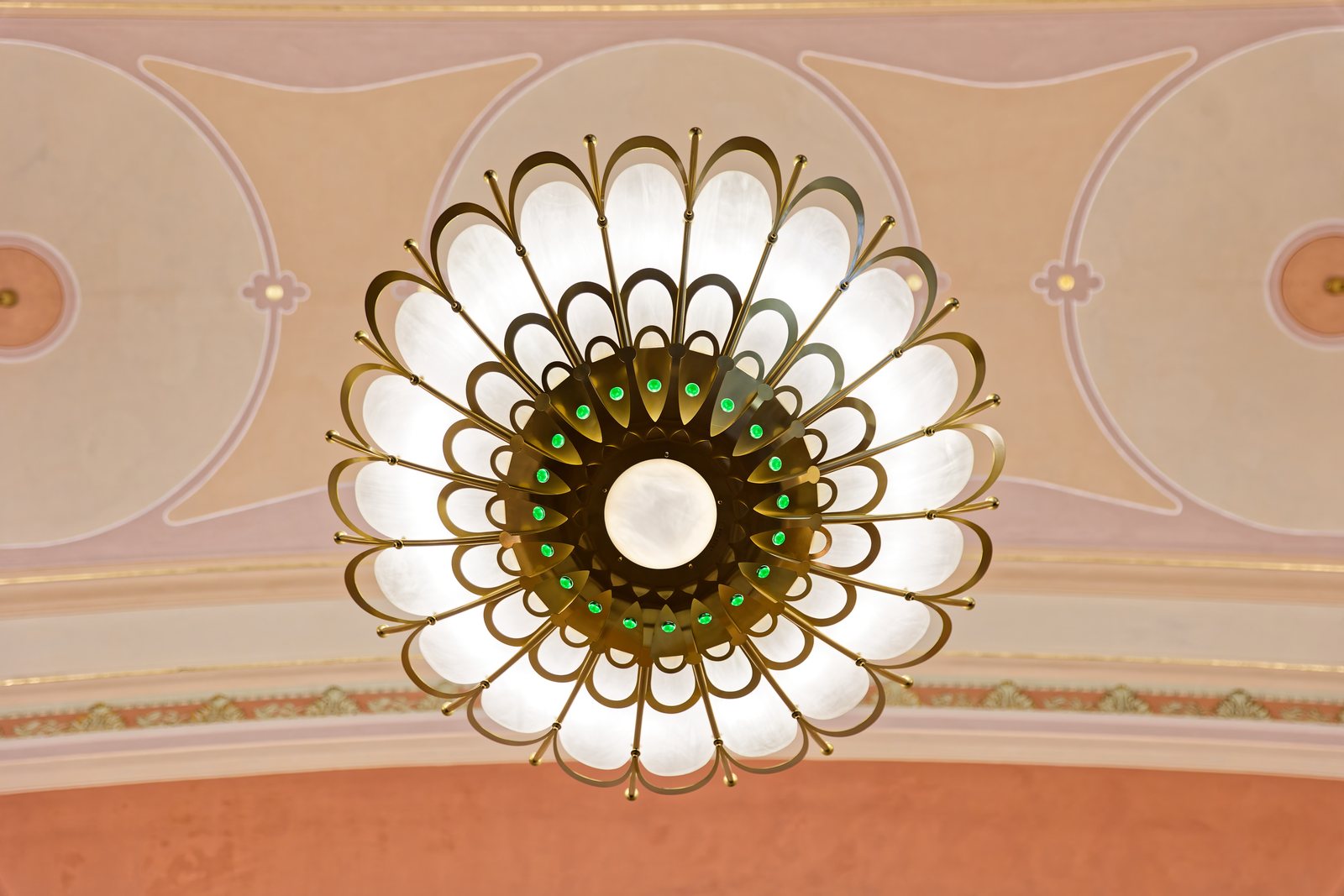 Plafonieră rotundă cu petale de sticlă opal și picături de sticlă verde, pe plafon pictat