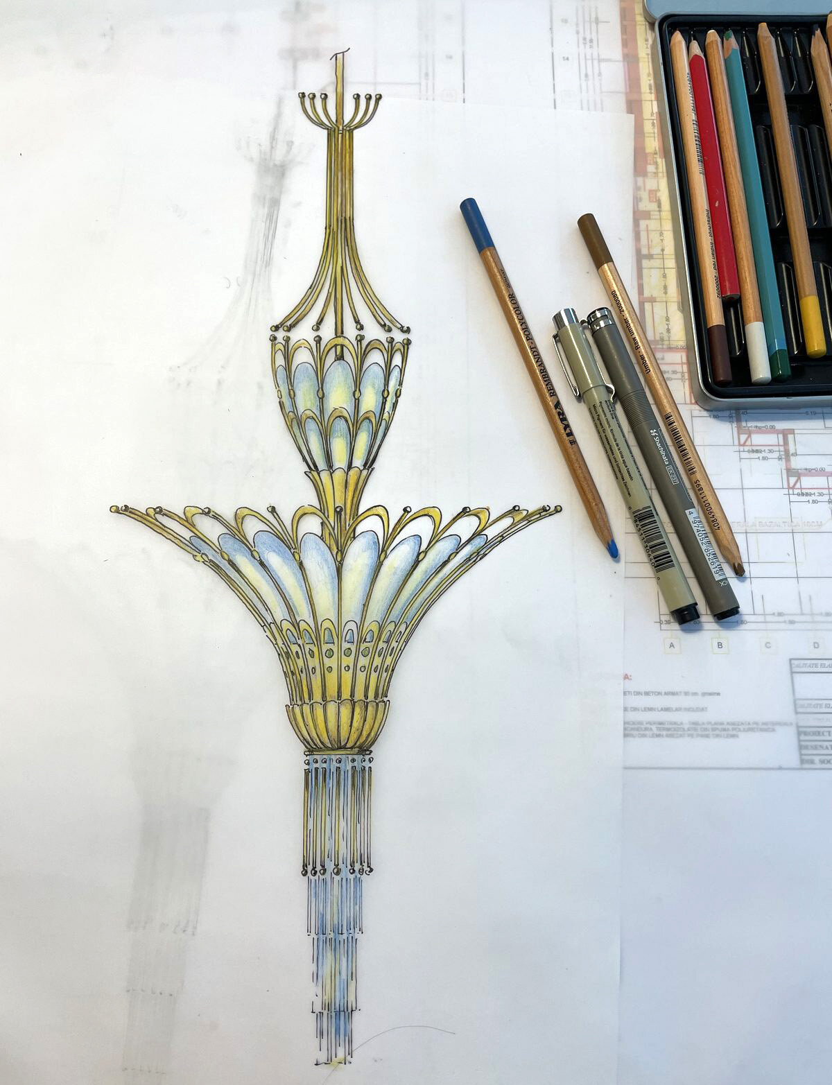 Schiță colorată a unei aplice Art Nouveau, cu creioane alături