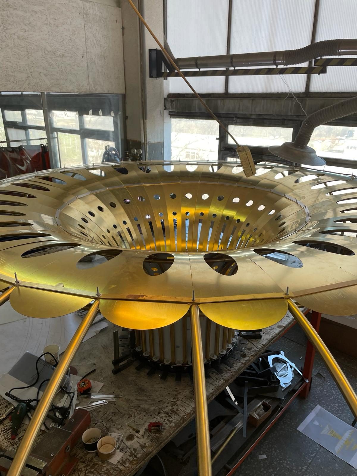 Structură circulară de alamă a candelabrului mare, în atelier
