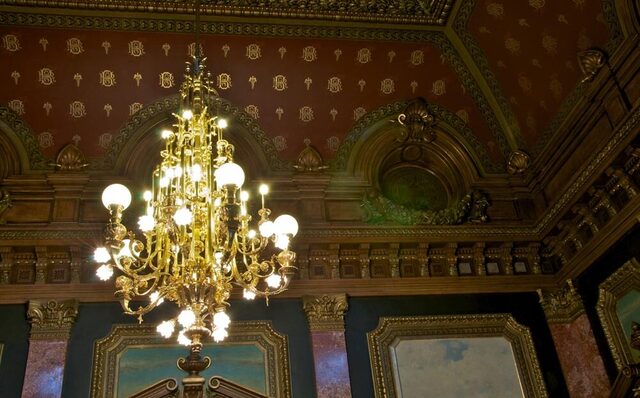 Candelabru din alamă executat de FD.STIL pentru o sală de consiliu a Băncii Naționale a României