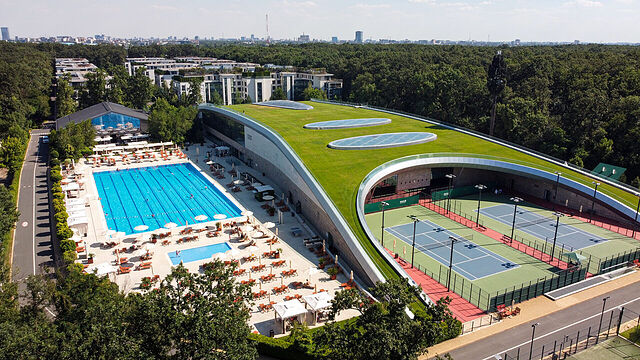 Vedere aeriană a Stejarii Country Club din pădurea Băneasa: acoperișul verde, piscina exterioară și terenurile de tenis